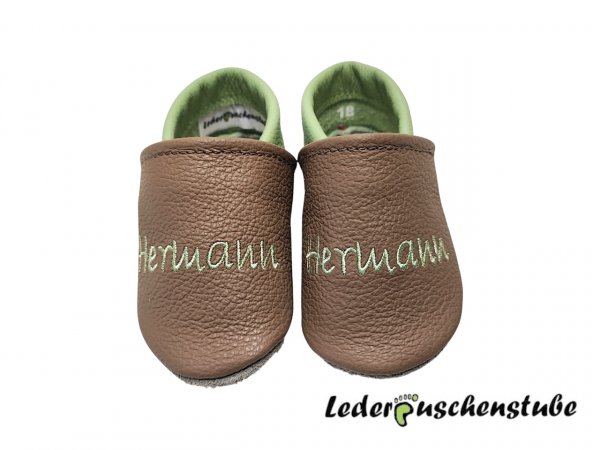 Lederpuschen cappuccino-pistazie mit beiderseits mittig Namen Pistazie